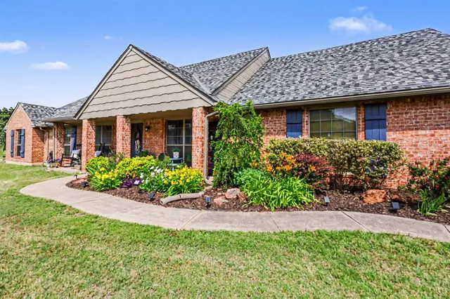 Photo 2 — 10050 Lookout Pointe, Edmond, OK 73034