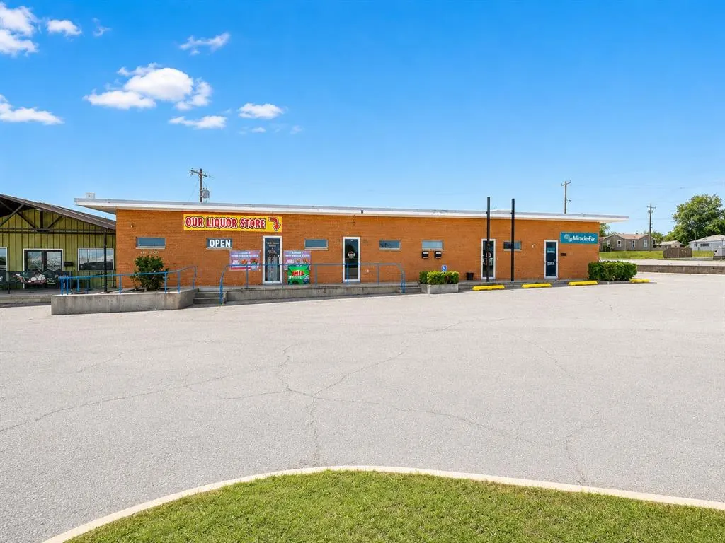 Front exterior — 1906 W Gary Boulevard, Clinton, OK 73601