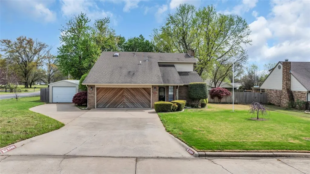 Front exterior — 2400 Woodleaf Court, Ardmore, OK 73401