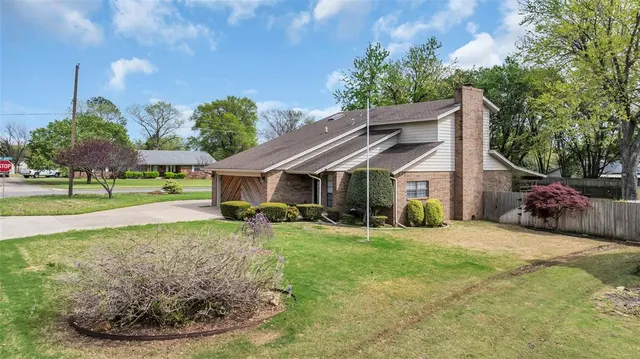 Photo 2 — 2400 Woodleaf Court, Ardmore, OK 73401