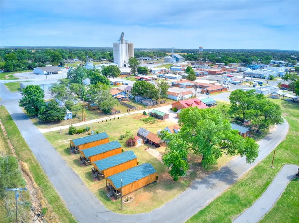 Front exterior — 304 W Oak Street, Canton, OK 73724