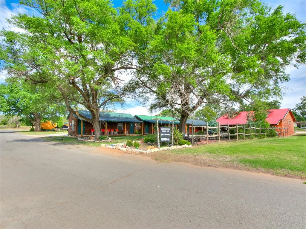 Photo 3 — 304 W Oak Street, Canton, OK 73724