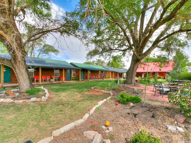 Photo 4 — 304 W Oak Street, Canton, OK 73724