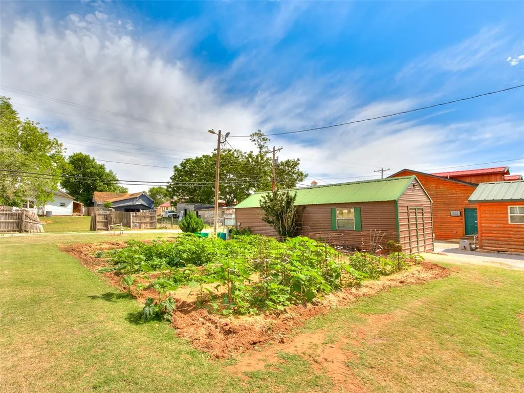 Photo 33 — 304 W Oak Street, Canton, OK 73724