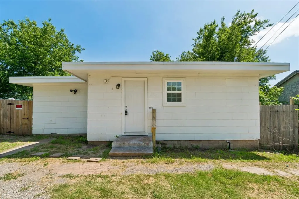Front exterior — 2011 SW C Avenue 1/2, Lawton, OK 73501