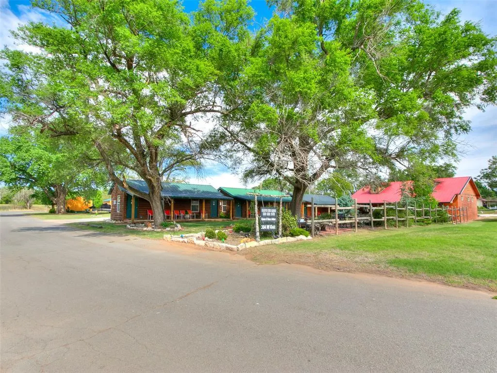 Photo 3 — 310 W Oak Street, Canton, OK 73724