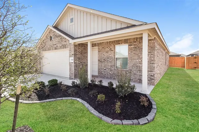 Photo 2 — 11624 SW 38th Street, Mustang, OK 73064