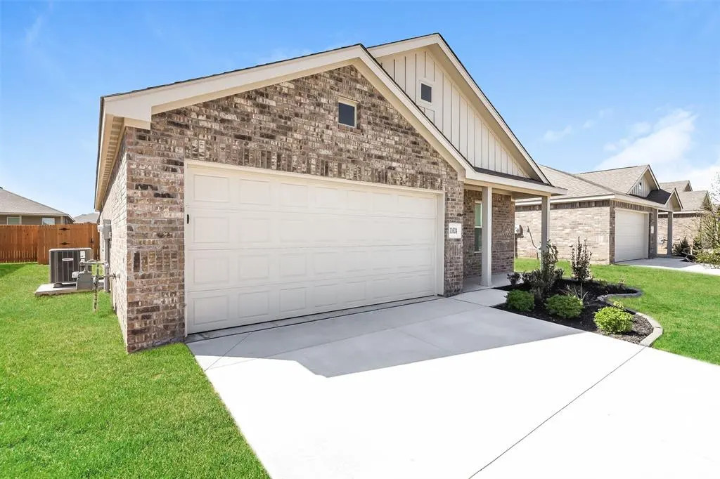 Photo 3 — 11624 SW 38th Street, Mustang, OK 73064