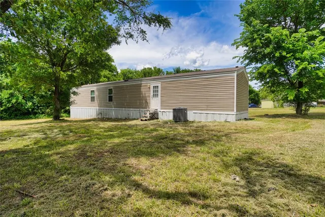 Photo 8 — 801 E Oak Street, Maud, OK 74854