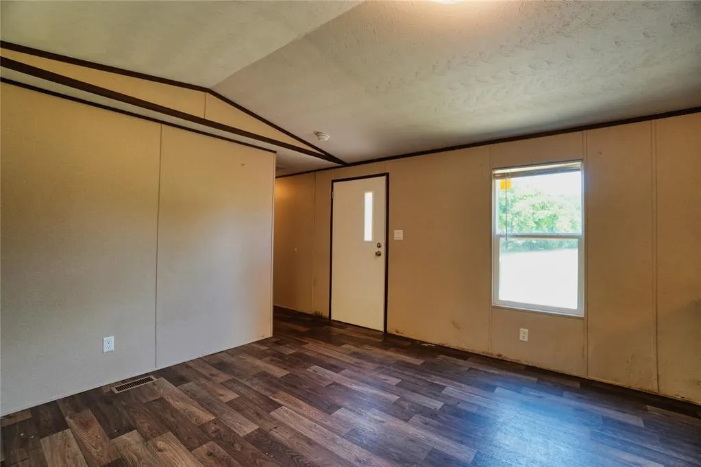 Photo 14 — 801 E Oak Street, Maud, OK 74854