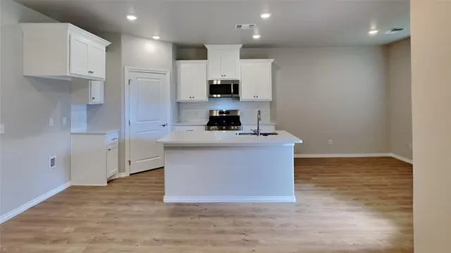Photo 2 — 6932 Labelle Drive, Warr Acres, OK 73132