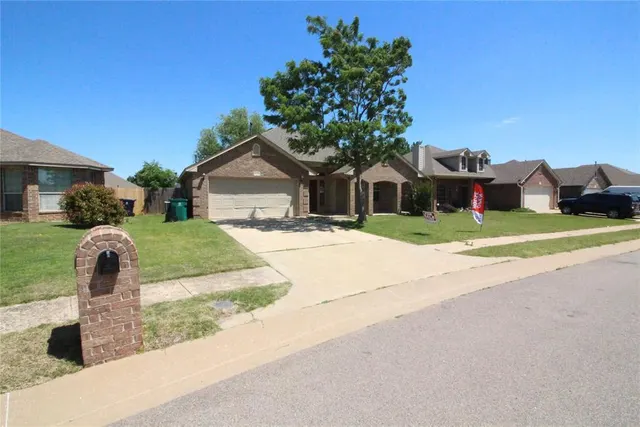 Photo 2 — 2404 Rookhaven Lane, Yukon, OK 73099
