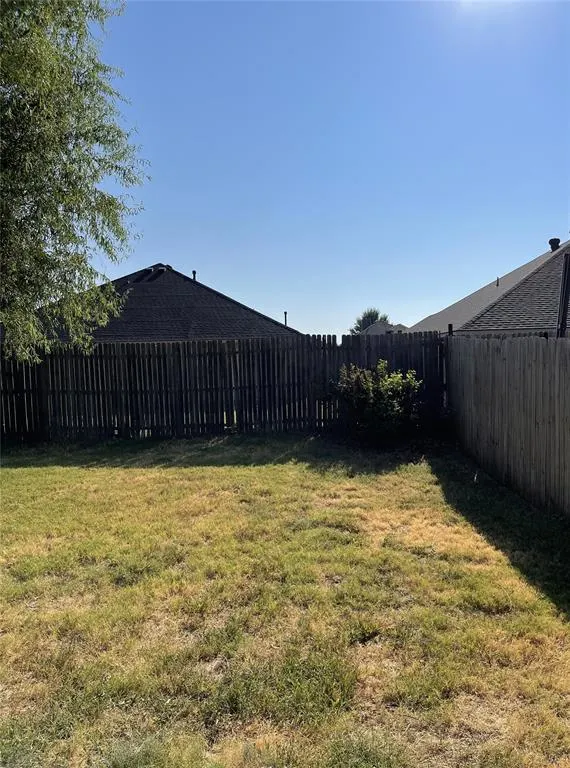Photo 4 — 2404 Rookhaven Lane, Yukon, OK 73099