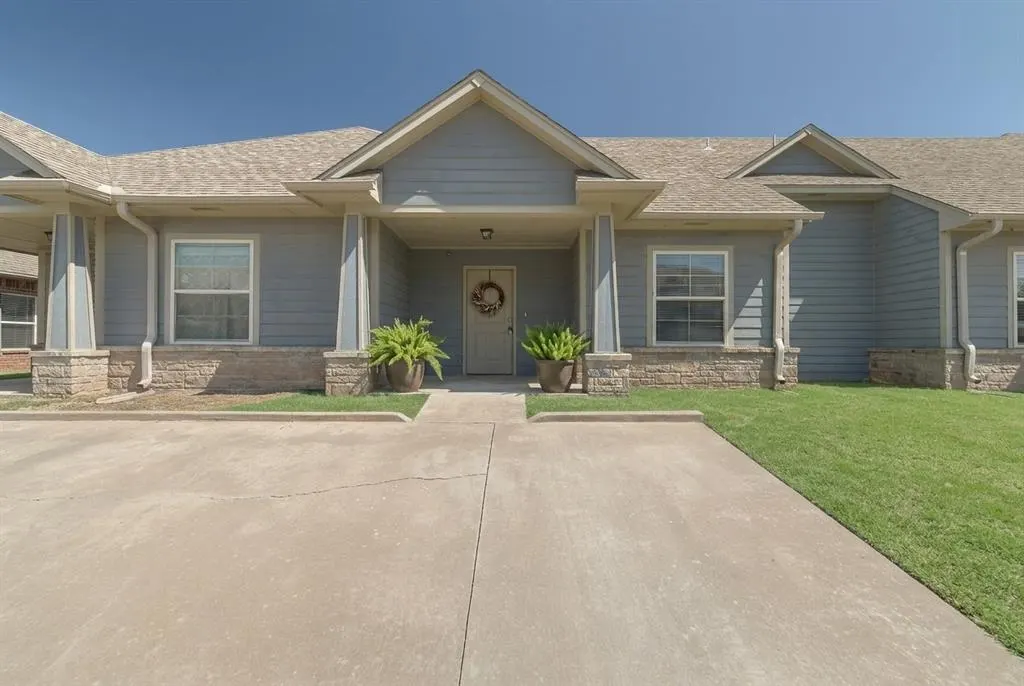 Photo 2 — 909 SW 92nd Street, Oklahoma City, OK 73139