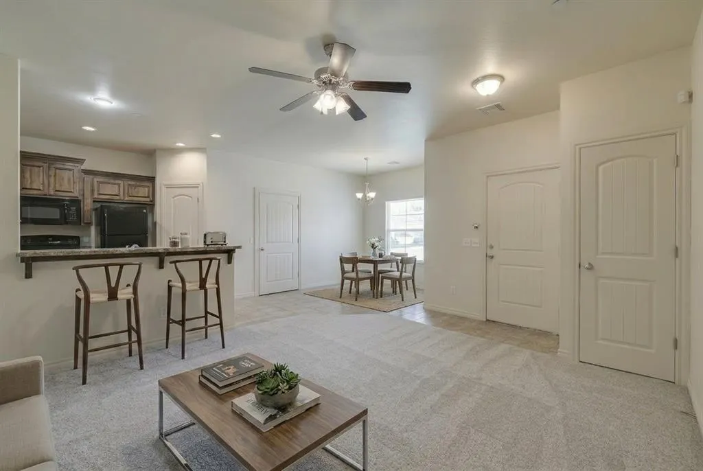 Photo 4 — 909 SW 92nd Street, Oklahoma City, OK 73139