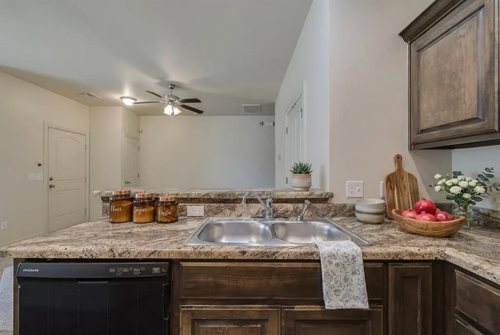 Photo 8 — 909 SW 92nd Street, Oklahoma City, OK 73139