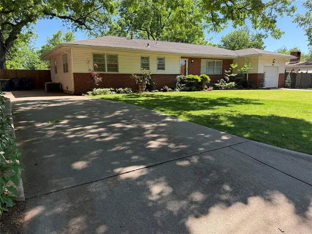 Photo 4 — 2011 W 10th Avenue, Stillwater, OK 74074