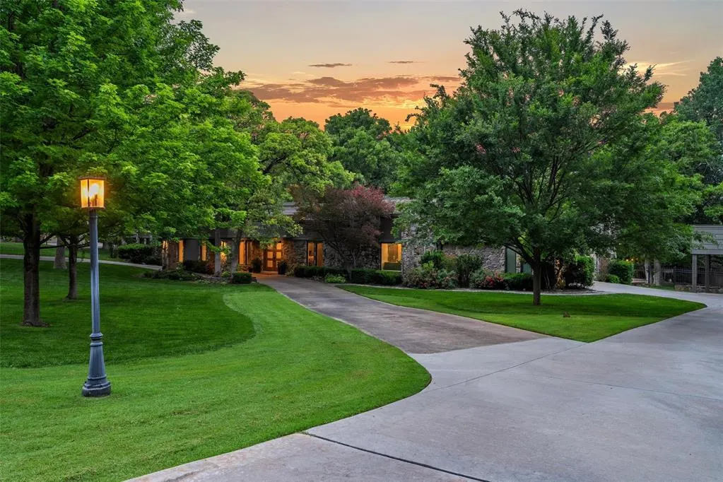 Photo 2 — 3409 Carriage Way, Edmond, OK 73013
