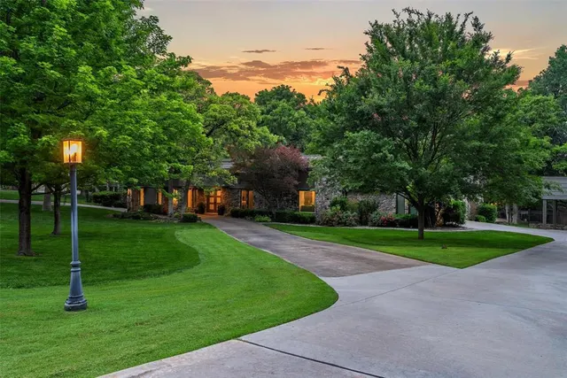 Photo 2 — 3409 Carriage Way, Edmond, OK 73013