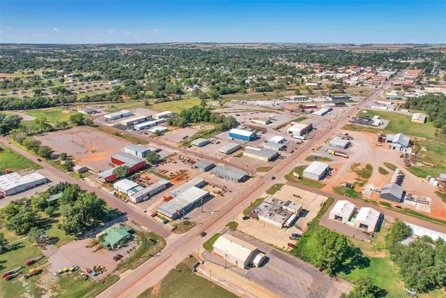 Photo 4 — 301 W 12th Street, Elk City, OK 73644