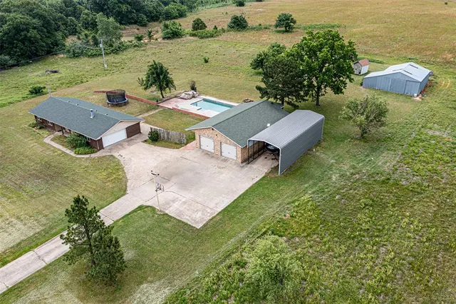 Photo 2 — 25189 N Wilson Road, Henryetta, OK 74437