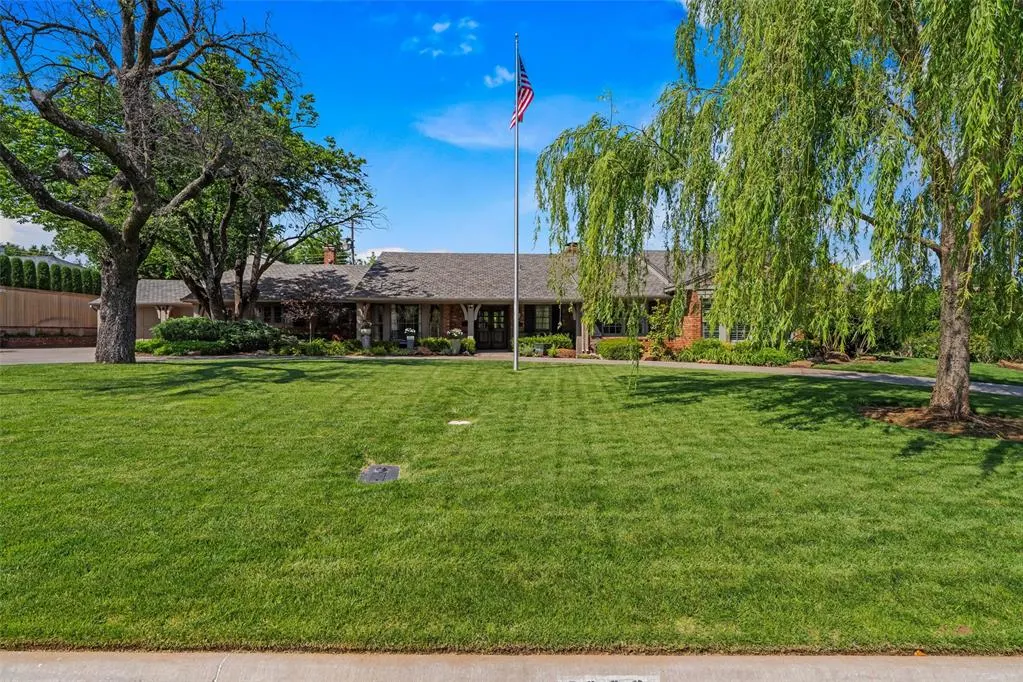 Photo 2 — 1603 Dorchester Drive, Nichols Hills, OK 73120