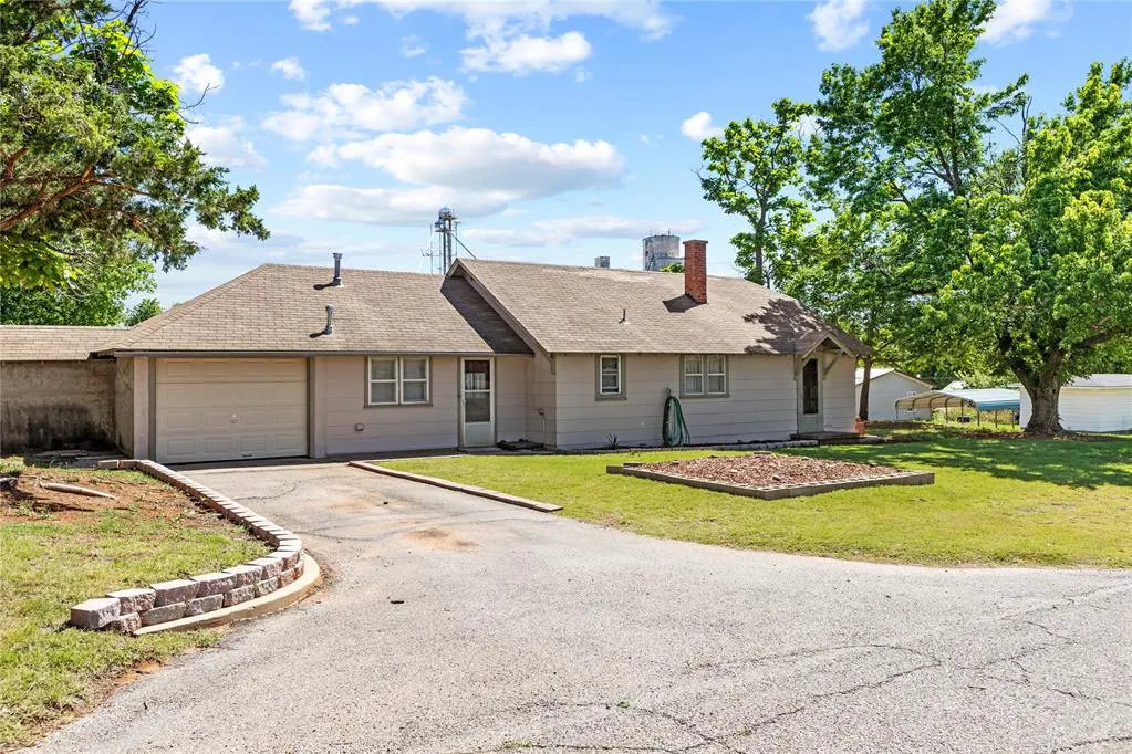 Front exterior — 212 E 3rd Street, Hydro, OK 73048