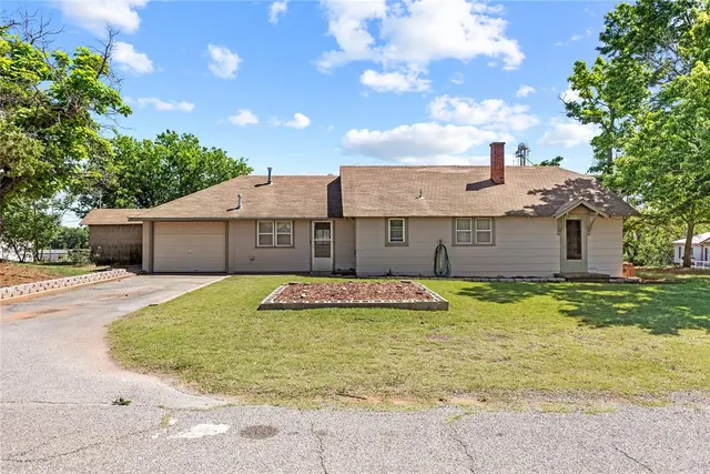 Photo 2 — 212 E 3rd Street, Hydro, OK 73048