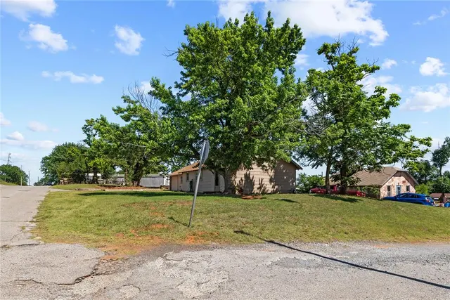 Photo 4 — 212 E 3rd Street, Hydro, OK 73048
