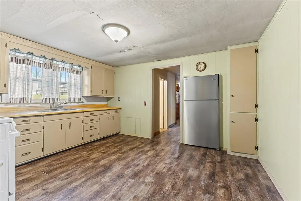 Photo 11 — 212 E 3rd Street, Hydro, OK 73048