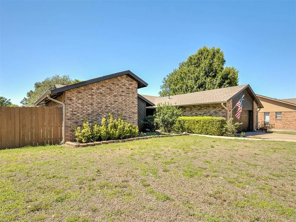 Photo 2 — 1914 Bowling Green Place, Norman, OK 73071