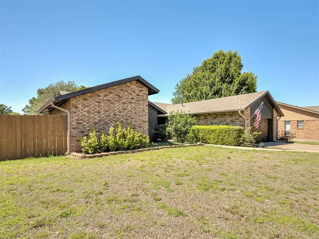 Photo 2 — 1914 Bowling Green Place, Norman, OK 73071