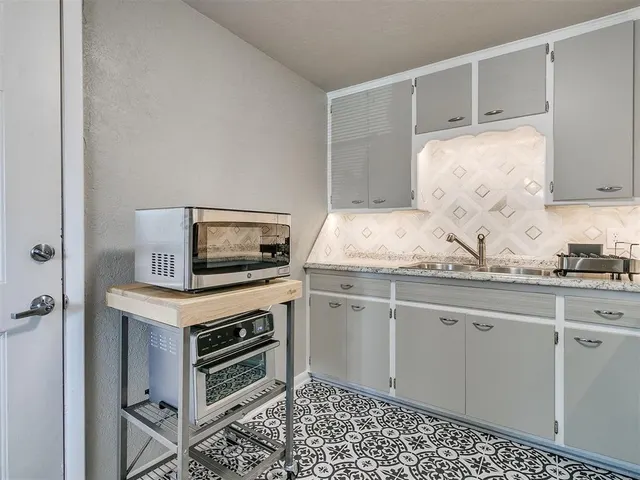 Photo 3 — 203 E Brooks Avenue, Norman, OK 73069