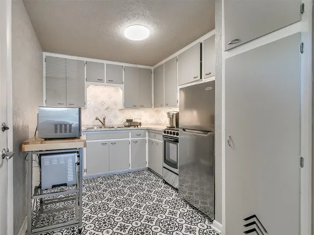 Photo 4 — 203 E Brooks Avenue, Norman, OK 73069