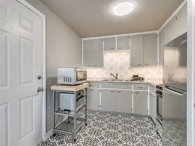 Photo 5 — 203 E Brooks Avenue, Norman, OK 73069