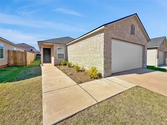 Photo 2 — 1211 Clydesdale Drive, Guthrie, OK 73044