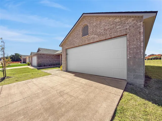 Photo 3 — 1211 Clydesdale Drive, Guthrie, OK 73044