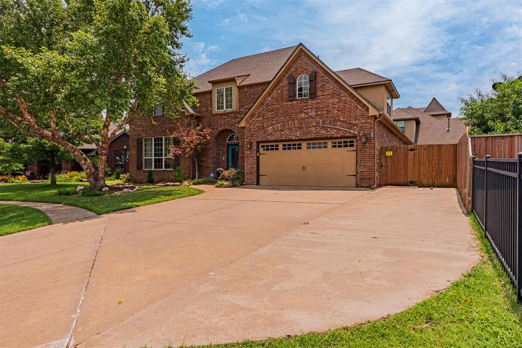 Photo 2 — 10808 NW 117th Place, Yukon, OK 73099