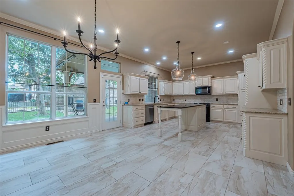 Photo 10 — 10808 NW 117th Place, Yukon, OK 73099