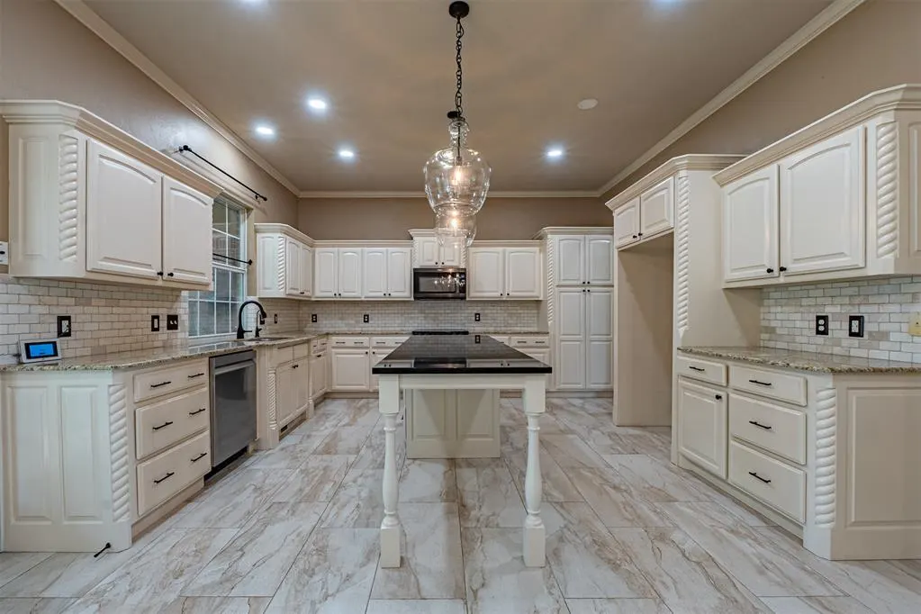 Photo 12 — 10808 NW 117th Place, Yukon, OK 73099