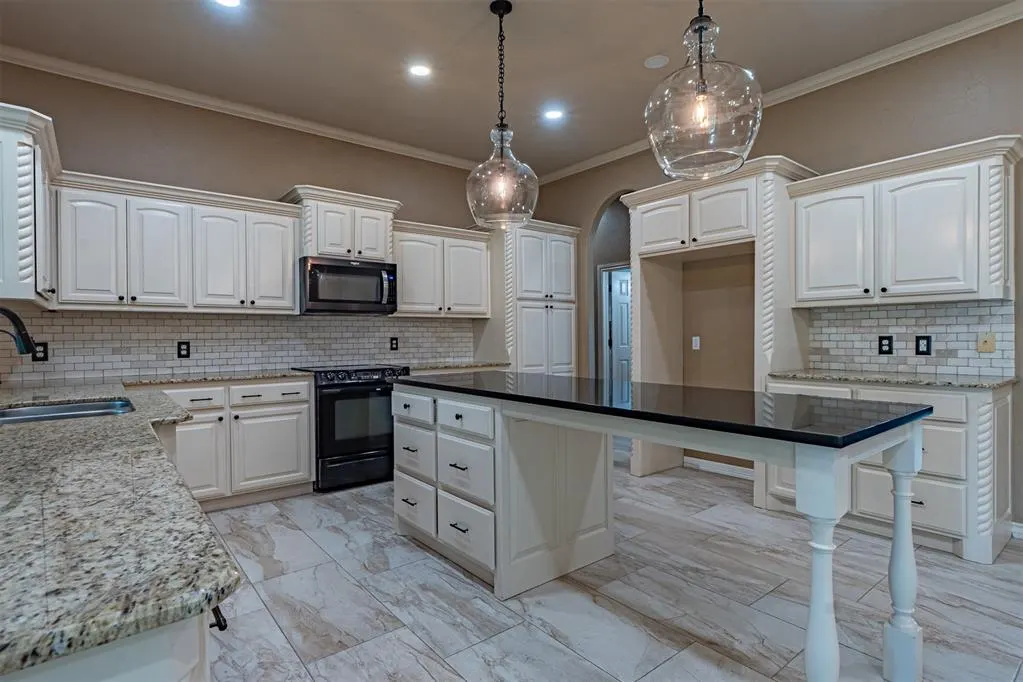 Photo 14 — 10808 NW 117th Place, Yukon, OK 73099