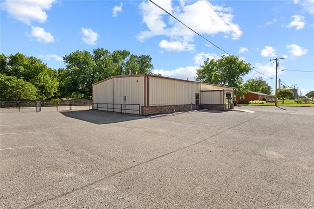 Photo 2 — 428 E 2nd Street, Hydro, OK 73048