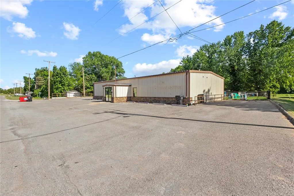 Photo 3 — 428 E 2nd Street, Hydro, OK 73048