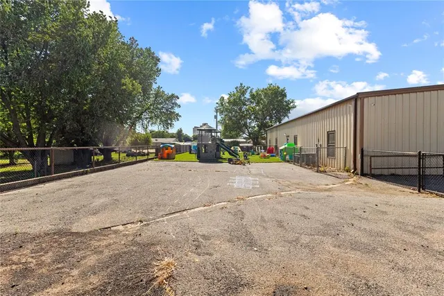 Photo 5 — 428 E 2nd Street, Hydro, OK 73048