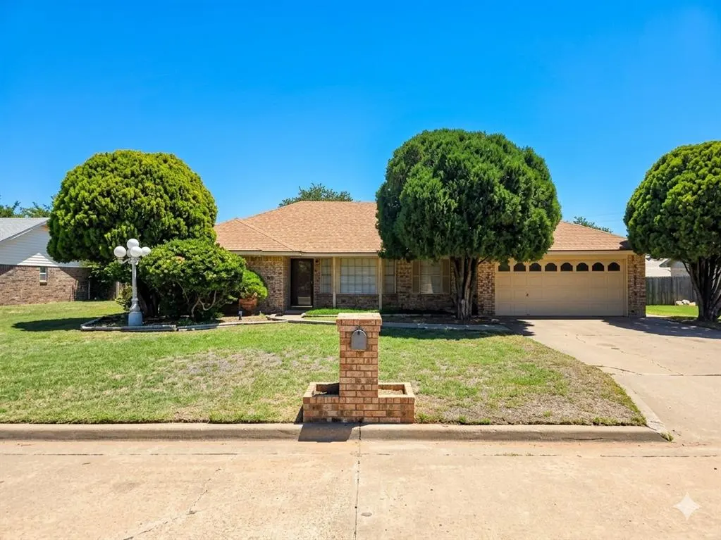 Front exterior — 808 Cambridge Drive, Altus, OK 73521