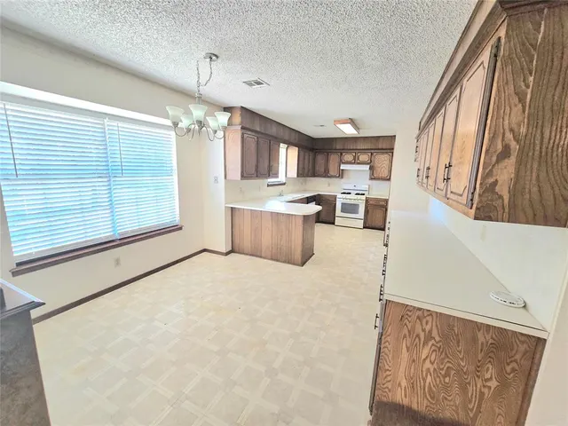 Photo 6 — 808 Cambridge Drive, Altus, OK 73521