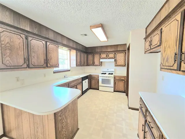 Photo 8 — 808 Cambridge Drive, Altus, OK 73521