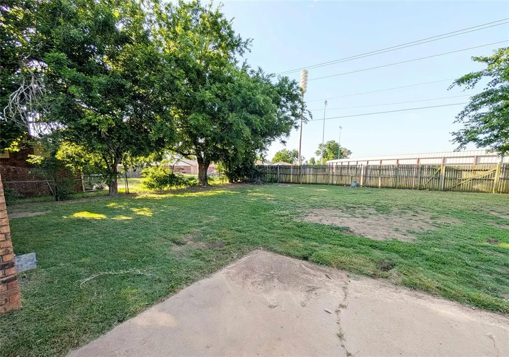Photo 15 — 1116 NE 4th Street, Moore, OK 73160