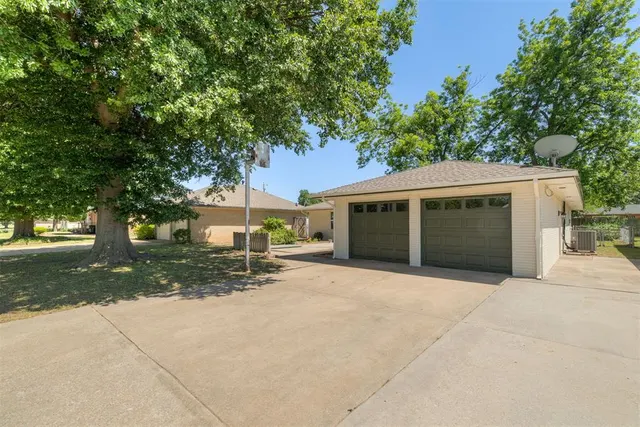 Photo 2 — 7516 NW 27th Street, Bethany, OK 73008