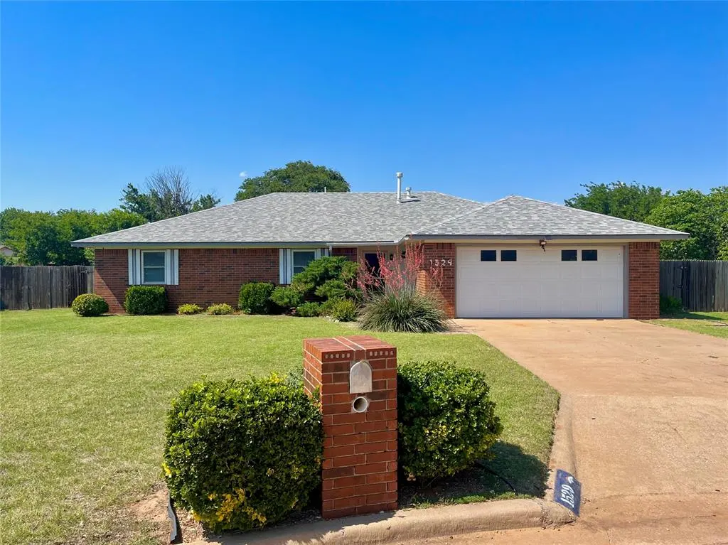 Front exterior — 1529 Queens Court, Altus, OK 73521